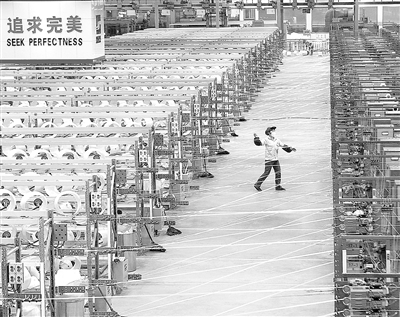 圖為九江巨石集團生產(chǎn)線。 本報記者 劉 興攝