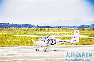 本報訊 （沈陽日報記者楊主格）近日，沈陽航空航天大學(xué)（遼寧通用航空研究院）協(xié)同部分高校、航空企業(yè)和科研院所，經(jīng)過近三年艱苦攻關(guān)，成功研制的我國首款電動力輕型運動飛機RX1E首批兩架交付客戶。