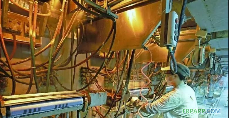 　　近日，由四川富潤企業(yè)重組投資有限責(zé)任公司旗下四川省玻纖集團有限公司（簡稱&ldquo;四川玻纖&rdquo;）自主研發(fā)，自主投資建設(shè)的全球首個玄武巖連續(xù)纖維池窯中試項目在四川省德陽市羅江區(qū)成功點火。該項目總投資9000萬元，項目點火運行成功后，四川玻纖將成為世界第一家采用池窯方式生產(chǎn)玄武巖纖維的企業(yè)。 　　玄武巖連續(xù)纖維是以天然的火山噴出巖為原料，在1450℃～1500℃熔融后，經(jīng)鉑銠合金漏板高速拉絲而形成的連續(xù)纖維，具有熱傳導(dǎo)系數(shù)低、水泥相容性好、介電系數(shù)高、吸音系數(shù)高、耐溫性佳（-269℃～700℃）、抗氧化、抗輻射、過濾性好、抗壓縮強度和剪切強度高等特點，廣泛運用于國防軍工、交通運輸、車船制造、電子信息、航空航天等各個領(lǐng)域，被國家視為戰(zhàn)略性新興產(chǎn)業(yè)，也被四川列為四大高端新型成長型產(chǎn)業(yè)之一。 　　近年來，四川玻纖先后組建13個實驗室致力于玄武巖纖維研發(fā)，前后攻克玄武巖纖維生產(chǎn)領(lǐng)域數(shù)十個技術(shù)難題，研發(fā)出一整套池窯生產(chǎn)連續(xù)玄武巖纖維的生產(chǎn)工藝，徹底改變傳統(tǒng)玄武巖纖維生產(chǎn)技術(shù)成本高、產(chǎn)能低、品質(zhì)不穩(wěn)定的問題。目前，該公司已申報發(fā)明專利8項，實用新型專利8項，企業(yè)專有技術(shù)11項，深加工后續(xù)專利仍在持續(xù)申報。