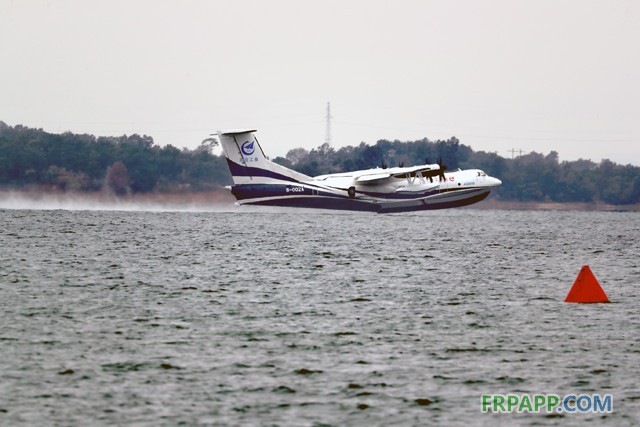 8時51分，由機長趙生、副駕駛陳明、機械師魏鵬和監(jiān)控觀察員孫康寧組成的首飛機組，按預定科目，駕駛著AG600劃開深藍色的湖面，英姿颯爽，身后留下一條波光粼粼的水痕。加速、機頭昂起&hellip;&hellip;AG600宛如一條東方巨龍從水面踏浪而起，直插云霄。   ?AG600水上起飛瞬間  9時05分，飛機像一只靈動的沙鷗，平穩(wěn)地貼著水面滑行、輕盈入水，濺起歡快的水花。觀眾席響起了熱烈的掌聲。   ?AG600著水瞬間  伴隨著《歌唱祖國》的動人旋律，AG600飛機通過氣勢恢弘的水門回到主席臺前。機長趙生報告順利完成首次水上起降科研試飛任務！9時18分，AG600水上首飛圓滿成功！這是繼2017年12月24日AG600成功實現陸上首飛后又一歷史性時刻。   ?AG600著水瞬間  工業(yè)和信息化部部長苗圩，湖北省副省長曹廣晶，工業(yè)和信息化部副部長辛國斌，科技部秘書長苗少波，國家國防科技工業(yè)局副局長田玉龍，中國民航局總工程師殷時軍，大飛機專項專家組組長、院士張彥仲，國家應急管理部森林消防局副司令員閆鵬，陸軍裝備部副部長陳郁虹，空軍裝備部副部長宮繼宏，荊門市委書記張愛國，中國航發(fā)副總經理王之林，中國商飛副總經理周新民，航空工業(yè)董事長、黨組書記譚瑞松等領導出席儀式。   ?AG600入水瞬間  中央軍民融合辦、國家發(fā)展改革委、科技部、工信部、財政部、交通運輸部、應急部、國資委、國防科工局、林草局、民航局等政府部門及有關單位，湖北、廣東省等地方政府，軍委裝備發(fā)展部、陸軍、海軍、空軍、武警部隊等軍方機構，航空工業(yè)老領導，中國商飛、中國航發(fā)、中電科等兄弟單位，高校，金融機構，防火、救援、海監(jiān)、海事、海洋執(zhí)法等用戶代表，AG600飛機項目參研、參試單位的領導和代表參加了首飛儀式。